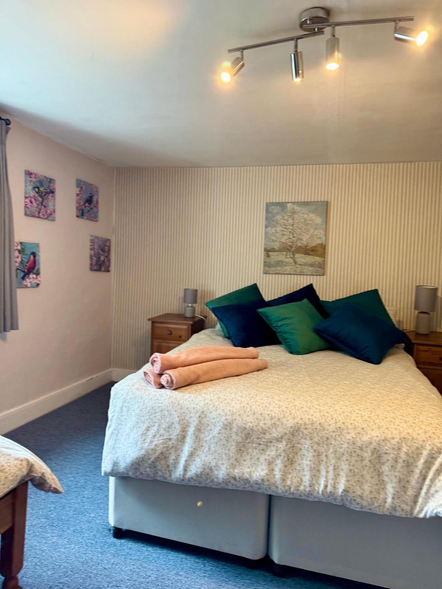 Beautiful Townhouse Next To Royal Victoria Park And Botanical Gardens Within Easy Walking Distance To Bath City Centre Eksteriør bilde