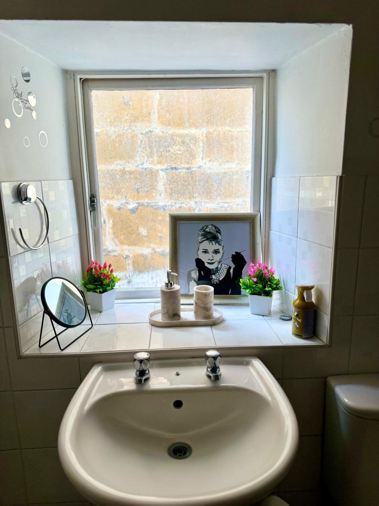 Beautiful Townhouse Next To Royal Victoria Park And Botanical Gardens Within Easy Walking Distance To Bath City Centre Eksteriør bilde