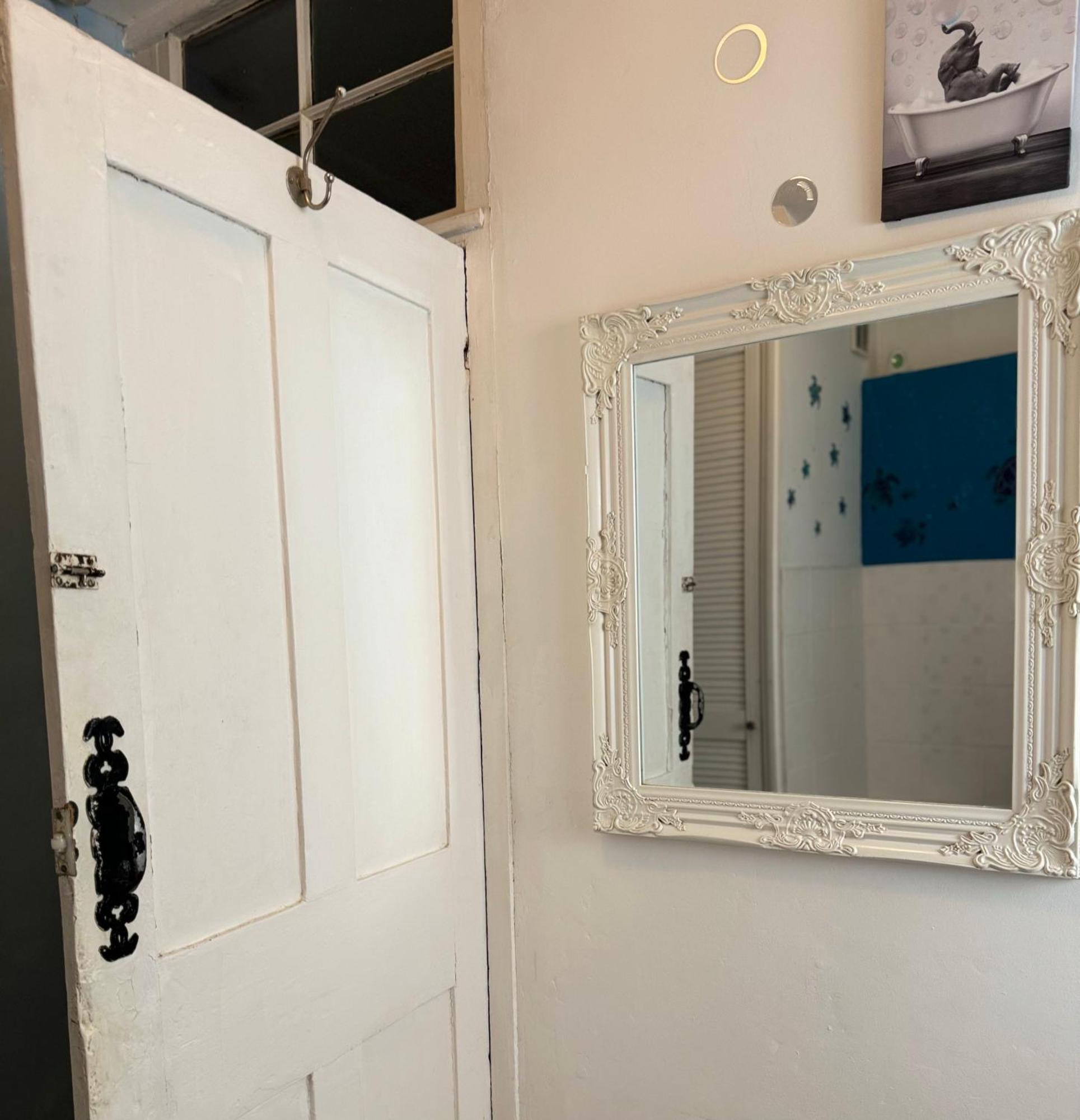Beautiful Townhouse Next To Royal Victoria Park And Botanical Gardens Within Easy Walking Distance To Bath City Centre Eksteriør bilde